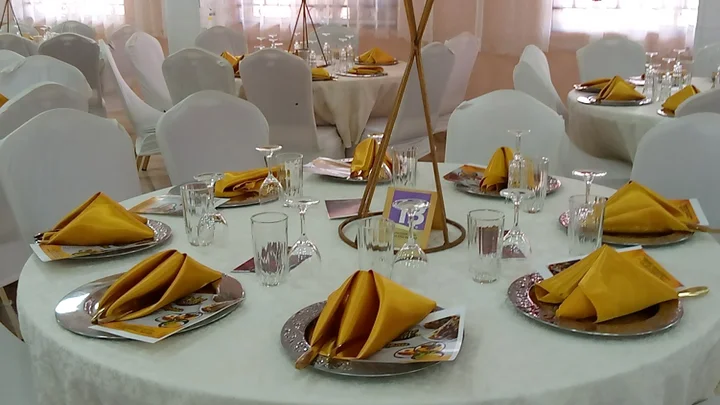 Eleganckie wnętrze restauracji Brysonetra